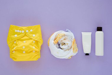 Bebek bezi, muslin kundak battaniyesi ve çocuk eşyaları. Yeni doğan için çevre dostu bez bebek bezleri. Düz yatış, üst görünüm