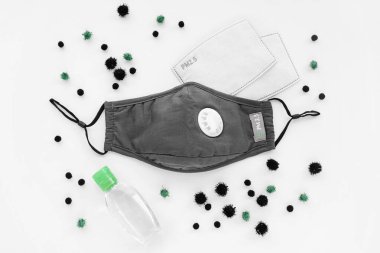 Solunum filtresi vanası ve el dezenfektanı ile yeniden kullanılabilir antiviral maskeler. Aktif karbon filtresi olan pamuk maskeler. Grip, koronavirüs, kirlilik ve virüse karşı koruma. Kişisel hijyen ürünleri.  