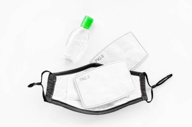 Solunum filtresi vanası ve el dezenfektanı ile yeniden kullanılabilir antiviral maskeler. Aktif karbon filtresi olan pamuk maskeler. Grip, koronavirüs, kirlilik ve virüse karşı koruma. Kişisel hijyen ürünleri.  