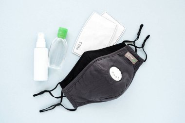 Solunum filtresi vanası ve el dezenfektanı ile yeniden kullanılabilir antiviral maskeler. Aktif karbon filtresi olan pamuk maskeler. Grip, koronavirüs, kirlilik ve virüse karşı koruma. Kişisel hijyen ürünleri.  