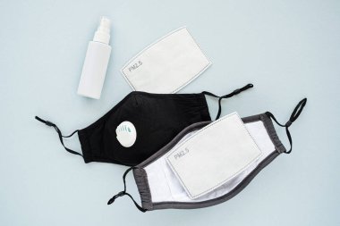 Solunum filtresi vanası ve el dezenfektanı ile yeniden kullanılabilir antiviral maskeler. Aktif karbon filtresi olan pamuk maskeler. Grip, koronavirüs, kirlilik ve virüse karşı koruma. Kişisel hijyen ürünleri.  