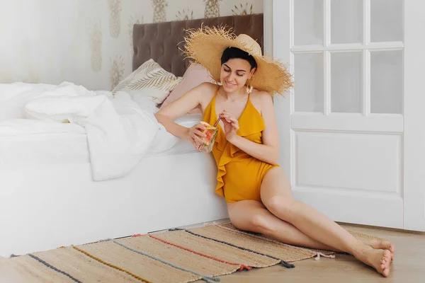 Evde Kal Karantina Tatil Iptal Edildi Sarı Mayo Giymiş Genç — Stok fotoğraf