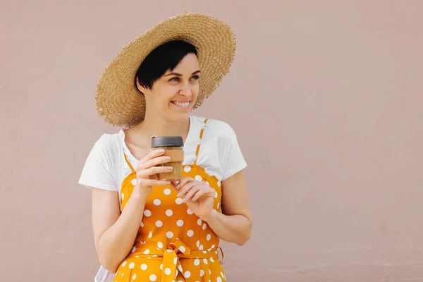 Jovem Mulher Roupas Amarelas Verão Com Saco Eco Frutas Caneca — Fotografia de Stock