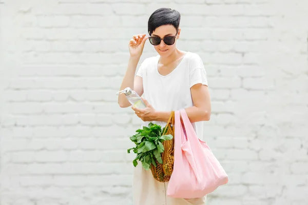 Jovem Mulher Roupas Leves Verão Com Saco Ecológico Legumes Verduras — Fotografia de Stock