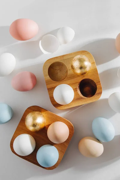 Telur Berwarna Alami Dalam Kotak Telur Kayu Dengan Lampu Matahari — Stok Foto