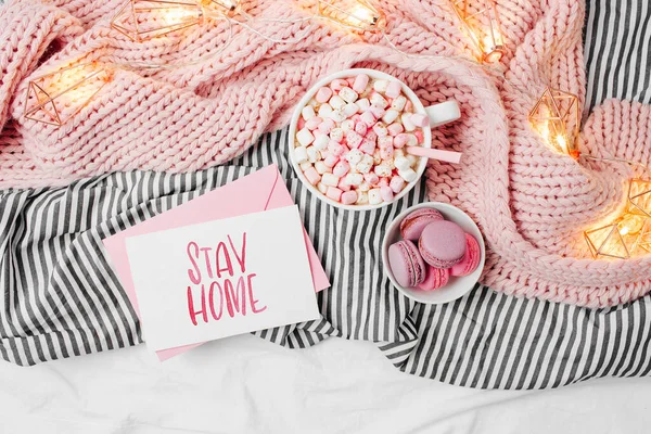 Resta Casa Quarantena Tazza Caffè Sul Letto Con Plaid Caldo — Foto Stock