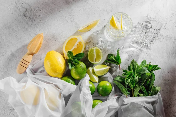 Cocktail Making Menta Lima Ingredientes Hielo Limones Utensilios Bar Piso — Foto de Stock
