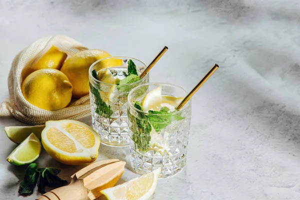 Zelfgemaakte Limonade Zomerdrankjes Met Verse Citrusvruchten Ijs — Stockfoto