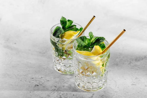 Osvěžující Limonáda Nebo Mojito Koktejl Citrónem Mátou Letní Nápoje — Stock fotografie