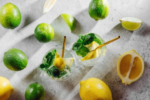 ライム レモン ミントと新鮮な柑橘類のレモネード 夏の飲み物 — ストック写真