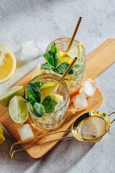 Osvěžující Limonáda Nebo Mojito Koktejl Citrónem Mátou Letní Nápoje — Stock fotografie