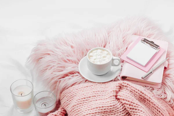 Una Tazza Caffè Cuscino Rosa Con Taccuino Una Coperta Sul — Foto Stock