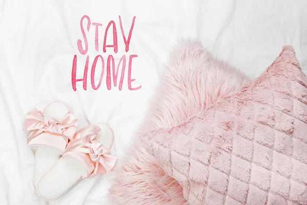 Bettwäsche Mit Stilvollen Rosa Kissen Und Hausschuhen Kopierraum Flache Lage — Stockfoto