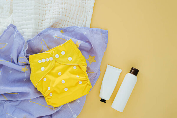 Детский комплект салфетки с вставкой укладки и муслин пеленание одеяло. Набор гендерно нейтральных аксессуаров для новорожденных. Плоский, вид сверху
