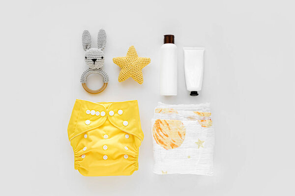 Набор салфеток, детская косметика и детские вещи. Экологичные тканевые подгузники для новорожденных. Концепция детской гигиены. Плоский, вид сверху

