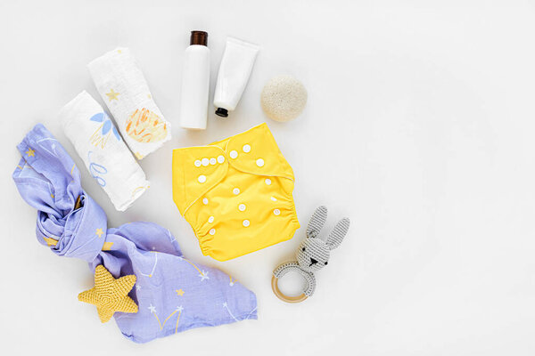 Детский набор подгузников и муслиновые пеленки и детские вещи. Экологичные тканевые подгузники для новорожденных. Плоский, вид сверху
