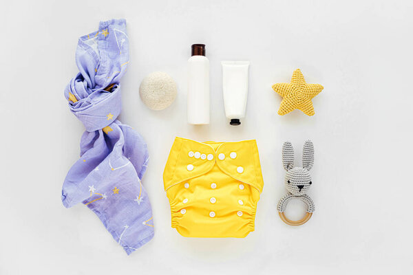 Детский набор подгузников и муслиновые пеленки и детские вещи. Экологичные тканевые подгузники для новорожденных. Плоский, вид сверху
