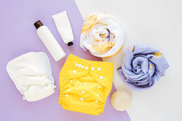 Детский набор салфетки с вставкой укладки и муслин пеленать одеяло и детские вещи. Набор новорожденных аксессуаров. Плоский, вид сверху
