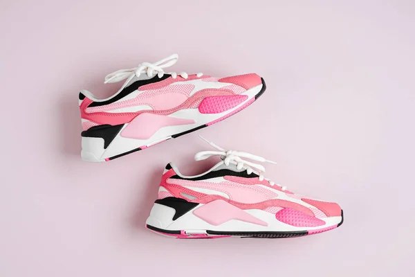 Damensneakers Auf Rosa Hintergrund Sportschuhe Für Frauen Fitness Konzept Draufsicht — Stockfoto