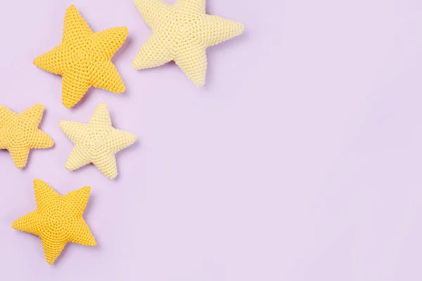 Juguete Punto Estrellas Amarillas Sobre Fondo Morado Cosas Bebé Accesorios —  Fotos de Stock