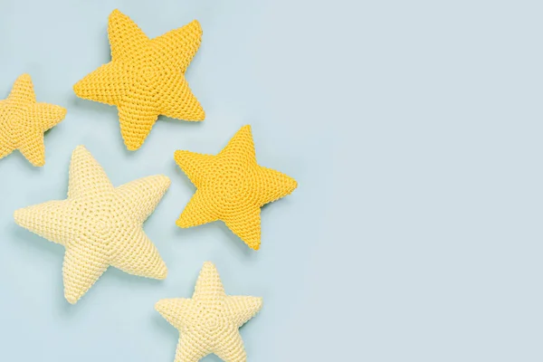 Gestricktes Spielzeug Gelbe Sterne Auf Blau — Stockfoto