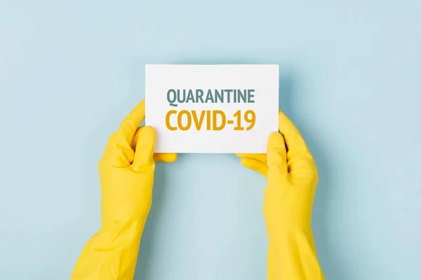 Άντρας Προστατευτικά Γάντια Κρατάει Προειδοποιητική Αφίσα Επιδημία Του Coronavirus Covind — Φωτογραφία Αρχείου