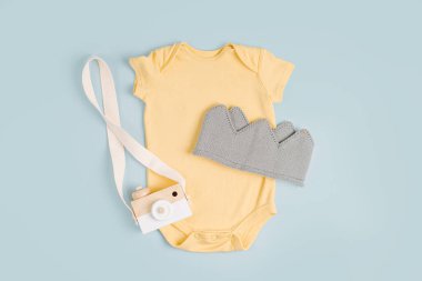 Oyuncaklı sarı, şirin bebek kıyafeti. Çocuk kıyafetleri ve aksesuarlar. Yeni doğan moda. Düz yatış, üst görünüm