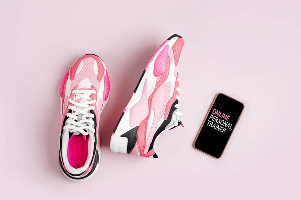 Zapatillas Moda Con Smartphone Sobre Fondo Rosa Aplicación Para Entrenamiento — Foto de Stock