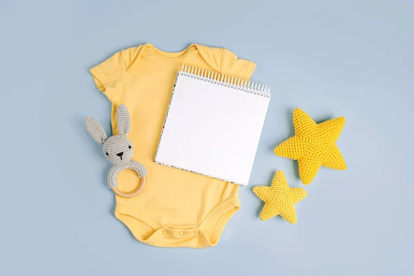 Fato Corpo Bebê Bonito Amarelo Com Cartão Mock Conjunto Roupas — Fotografia de Stock