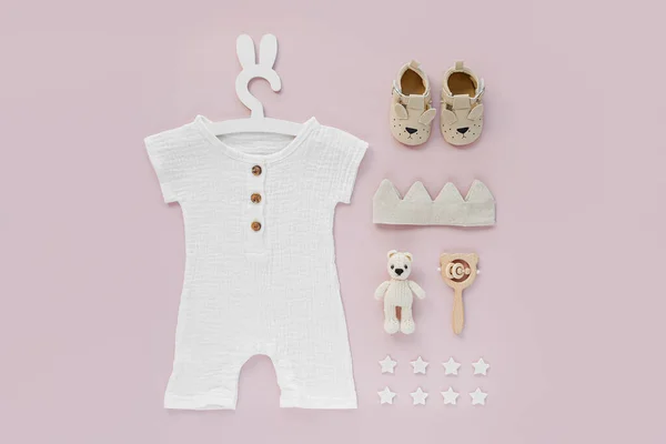 Ensemble De Vetements Et Accessoires Pour Bebe Sur Fond Rose Barboteuse Tricotee A Pois Sur Cintre Mignon Avec Oreilles Et Chaussures De Lapin Couronne En Coton Et Jouets Mode Nouveau Ne Couche Plat