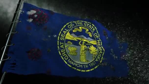 ネブラスカの旗は引き裂かれ Covid 19またはコロナのウイルスでマークされています — ストック動画