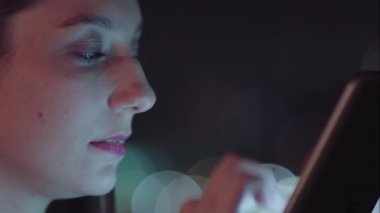 Sao Paulo şehrinde gece tablet kullanan Brezilyalı bir kadın.