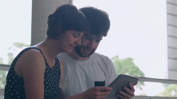 Mladý Pár Mluví Nějaké Aplikaci Kavárně Při Pohledu Tablet — Stock video