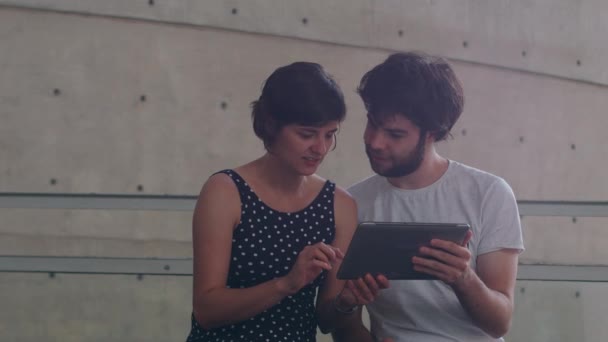 Una Joven Pareja Habla Una Aplicación Una Cafetería Mirando Tableta — Vídeos de Stock