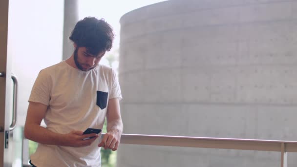 Een Jongeman Typt Een Bericht Zijn Smartphone Een Coffeeshop — Stockvideo