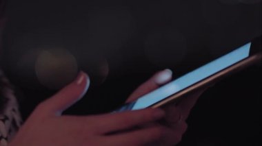 Sao Paulo şehrinde gece tablet kullanan Brezilyalı bir kadın.