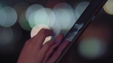 Sao Paulo şehrinde gece tablet kullanan Brezilyalı bir kadın.