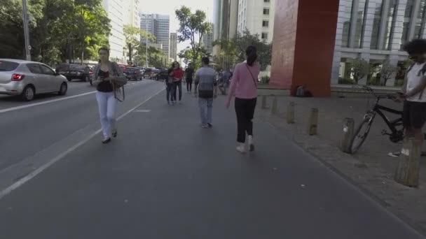 Sao Paulo Brazil July 2017 阳光灿烂的一天 人们在圣保罗大街上走在Masp博物馆前 — 图库视频影像