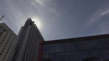 SAO PAULO, SP - BREZİL HAZİRAN 2017 - İnsanlar güneşli bir günde kitle müzesinin önünde So Paulo Bulvarı 'nda yürüyor