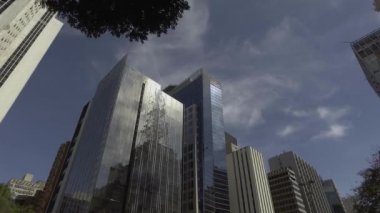 SAO PAULO, SP - HAZİRAN 2017 - İnsanlar güneşli bir günde So Paulo Bulvarı 'nda yürüyor