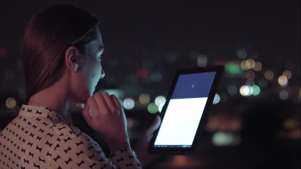 Una mujer brasileña usando tableta por la noche en la ciudad de Sao Paulo — Vídeos de Stock