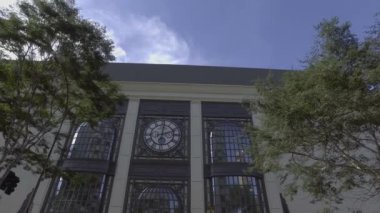 SAO PAULO, SP - BREZİL HAZİRAN 2017 - İnsanlar güneşli bir günde alışveriş merkezinin önünde So Paulo Bulvarı 'nda yürür