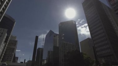 SAO PAULO, SP - HAZİRAN 2017 - İnsanlar güneşli bir günde So Paulo Bulvarı 'nda yürüyor