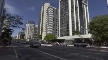 SAO PAULO, SP - HAZİRAN 2017 - Güneşli bir günde Paulista Bulvarı 'nın kaldırımında yürüyen insanların yavaş kamerası