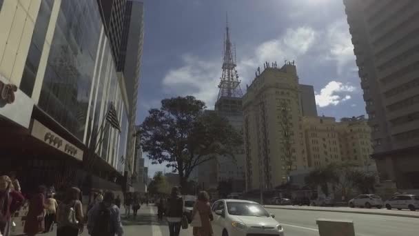 Sao Paulo Brazil July 2017 在阳光灿烂的日子里 人们在保利斯塔大街的人行道上慢慢地走着 — 图库视频影像