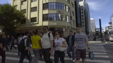SAO PAULO, SP - BREZİL HAZİRAN 2017 - Paulista Bulvarı 'nda yavaş çekim, insanlar caddeyi geçiyor