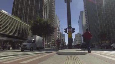 SAO PAULO, SP - HAZİRAN 2017 - Güneşli bir günde Paulista Bulvarı 'nın kaldırımında yürüyen insanların yavaş kamerası