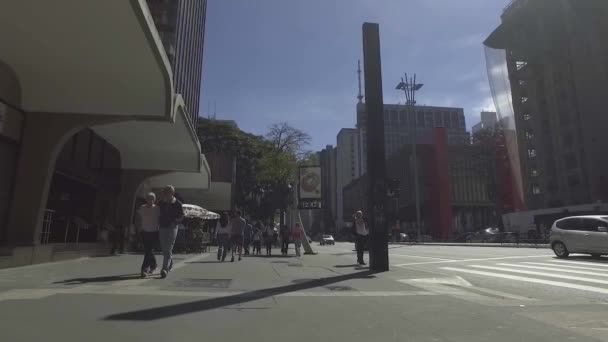 Sao Paulo Brazil July 2017 在阳光灿烂的日子里 人们在保利斯塔大街的人行道上慢慢地走着 — 图库视频影像