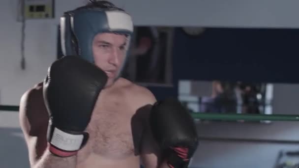 Un boxeador brasileño entrenando con su amigo en un gimnasio en So Paulo — Vídeos de Stock