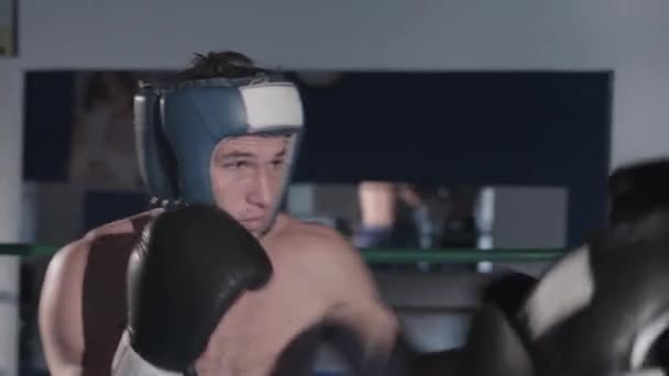 Un boxeador brasileño entrenando con su amigo en un gimnasio en So Paulo — Vídeo de stock